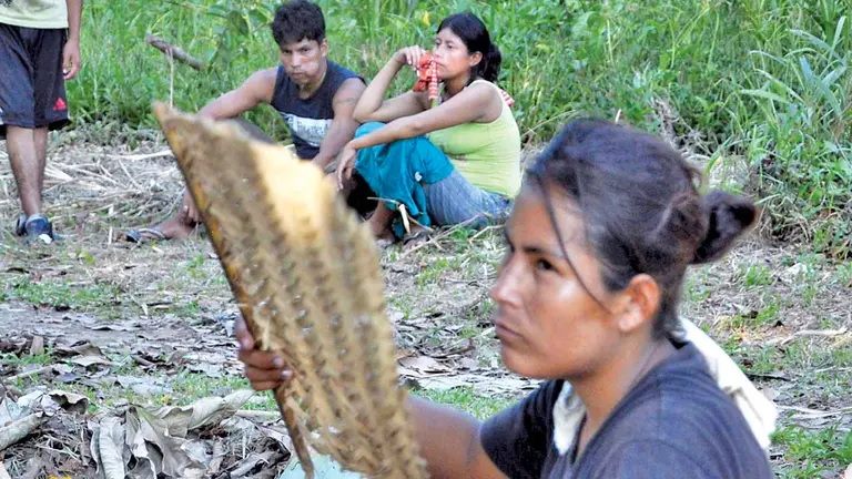Una mujer yuqui descansa en un paraje de ese pueblo. ARCHIVO