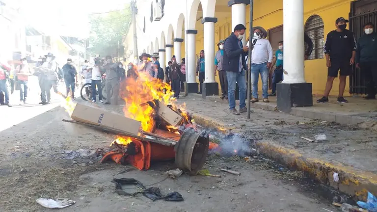 Padres de familia queman varios objetos en una calle de Quillacollo.
