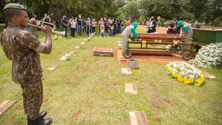 Varias personas asisten a un funeral en el cementerio Campo de Esperanza, en Brasilia (Brasil). EFE