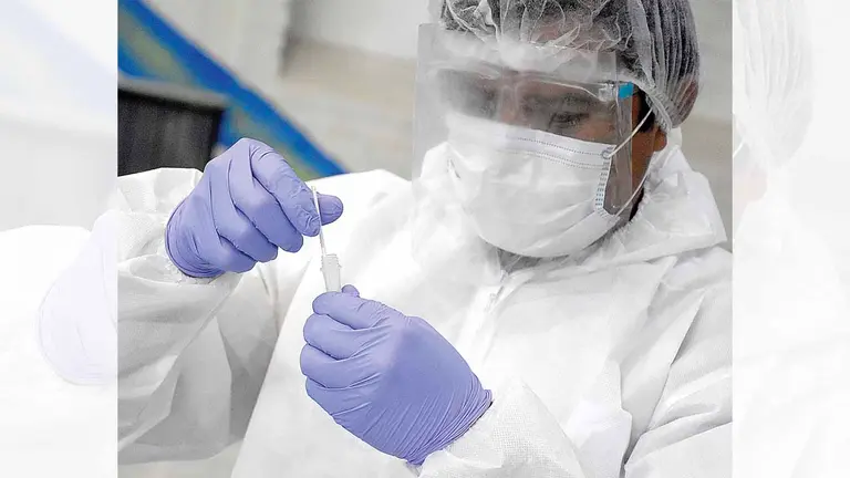 Un funcionario de salud toma una muestra de coronavirus para analizarla. DICO SOLÍS