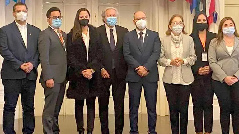El grupo de opositores junto con el secretario general de la Organización de los Estados Americanos (OEA), Luis Almagro. CENTA REK