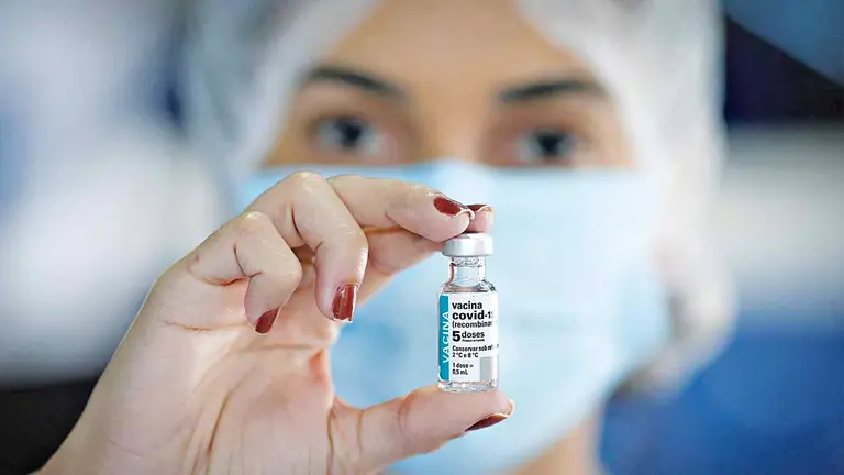 Una sanitaria sostiene una dosis de una vacuna. EFE