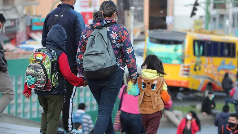 Imagen referencial de ni&ntilde;os acompa&ntilde;ados de sus padres. ARCHIVO