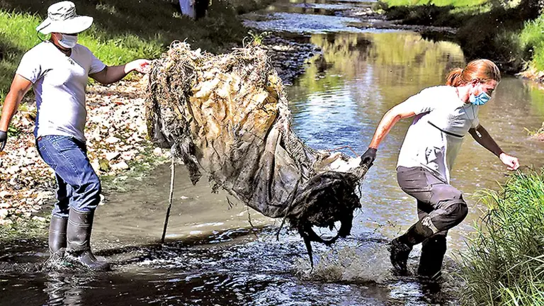 Alexis durante la limpieza que encabezó en el río Rocha.  DICO SOLÍS