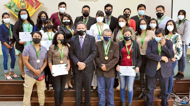 Los periodistas reconocidos por la Federación de Entidades Empresariales Privadas de Cochabamba. DICO SOLÍS