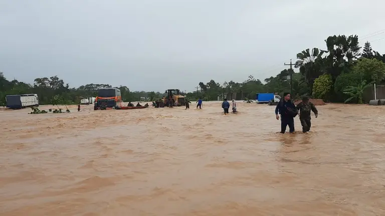Desborde del r&iacute;o Cesarzama, en Chimor&eacute;. JHONNY RAPPU