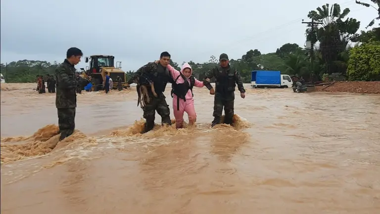 Personas que quedaron atrapadas en el r&iacute;o Cesarzama, en Chimor&eacute;. JHONNY RAPPU.
