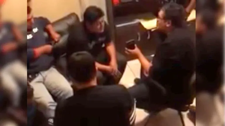 Jhasmani Torrico (d) en uno de sus sesiones de tortura, captada en un video filtrado.    FUENTE- CAPTURA DE PANTALLA
