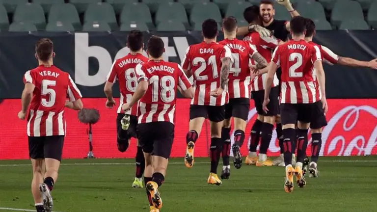 Acción del partido entre Bilbao y Atlético. EFE