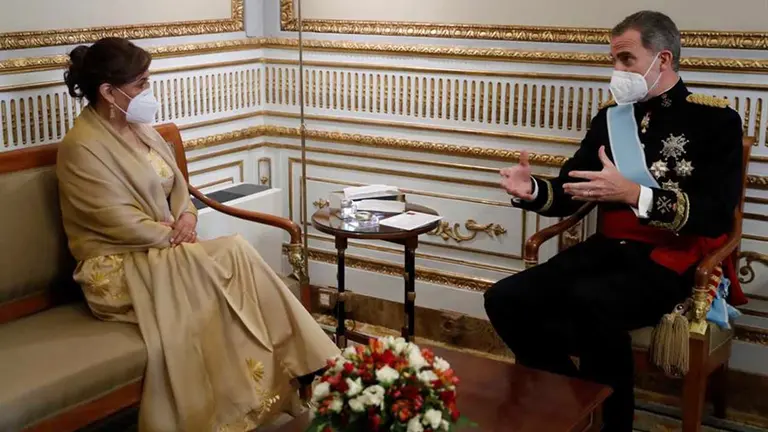 El rey Felipe VI recibe las Cartas Credenciales de la nueva embajadora del Estado Plurinacional de Bolivia, Sra. Nardi Elisabeth Suxo Iturry (i), en un acto celebrado este lunes en el Palacio Real. EFE