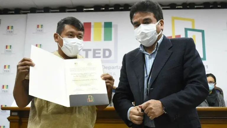 El asambleísta titular del pueblo Yuracaré, Diego Heladio Roca (i), y el presidente del TED de Cochabamba, Humberto Valenzuela (d), tras la entrega de credenciales. DICO SOLÍS