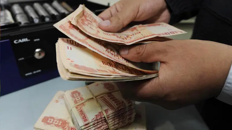 Una persona cuenta dinero. ARCHIVO