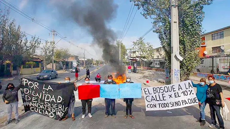 Cerraron calles y levantaron barricadas en varias ciudades de Chile. EFE
