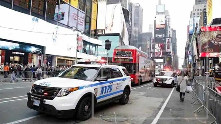 Una mujer fue detenida y acusada de atropellar y matar a un policía en una autopista de Nueva York, luego de que lo embistiera mientras conducía en estado de ebriedad, cuando el agente investigaba la escena de un accidente de tráfico. EFE