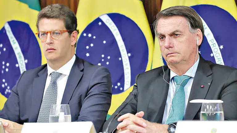 El presidente de Brasil, Jair Bolsonaro (d), durante una conferencia de prensa. EFE