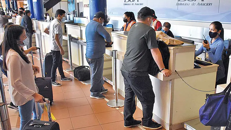 Algunos pasajeros se registran para tomar un vuelo en el aeropuerto Jorge Wilstermann de Cochabamba. DICO SOLÍS