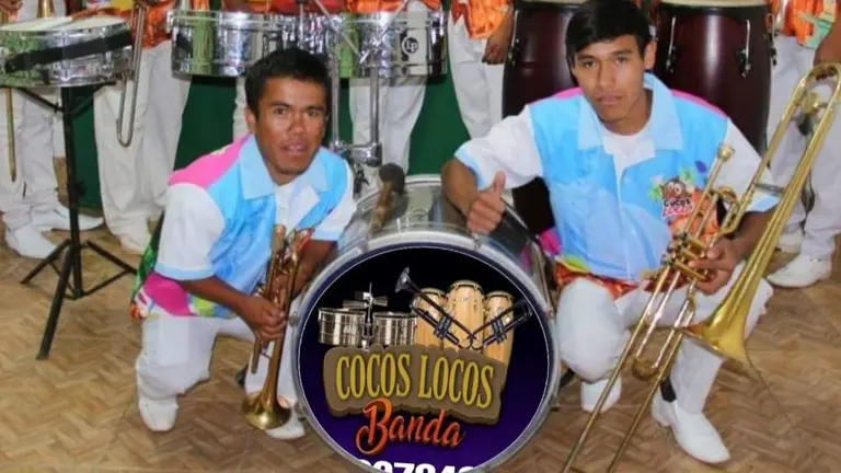 El trompetista y jugador de la Selecci&oacute;n Rudy Rojas (i), con su banda. Gentileza Rudy Rojas