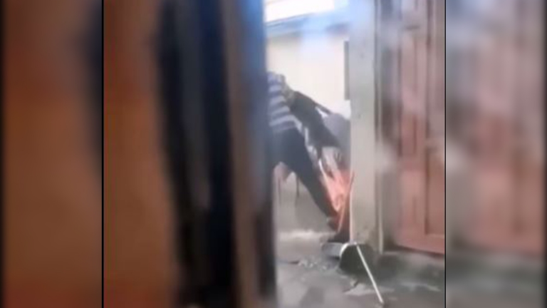 El agresor, en el momento en que hostiga y da&ntilde;a a Chato. Captura