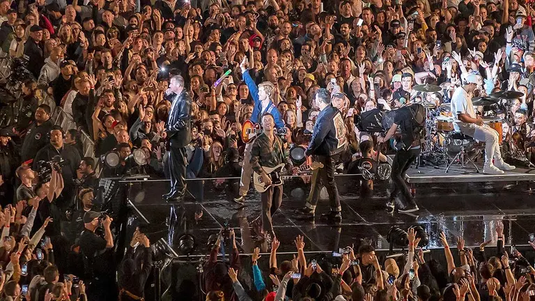 Fotograf&iacute;a de la banda Six60 al ingreso al escenario. INFOBAE