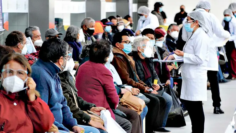 Pacientes mayores de 60 años aguardan una dosis de la vacuna contra el coronavirus en el Hospital del Norte. NOÉ PORTUGAL