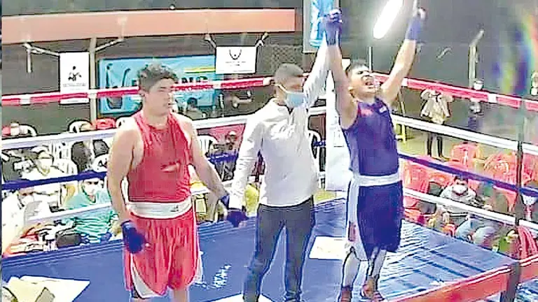 Josué Angulo (d) se proclama ganador de la categoría. SAMUEL ÁVILA