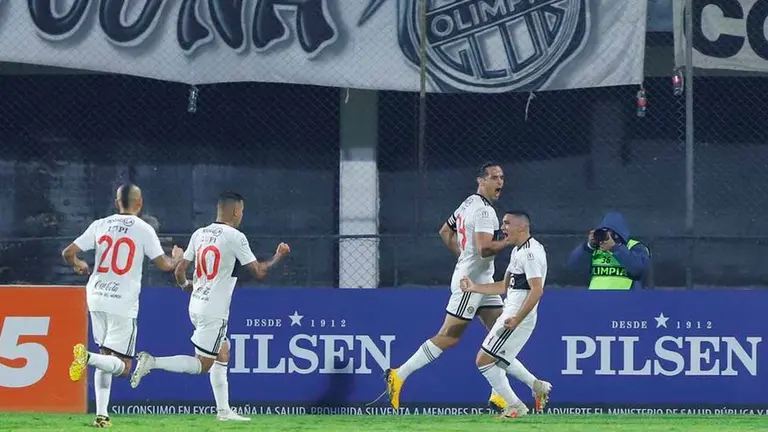 En la imagen, jugadores del Club Olimpia. EFE