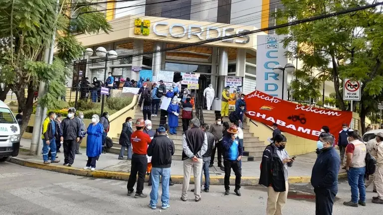 Una imagen de la manifestación de los trabajadores en la caja de salud Cordes. CORTESÍA