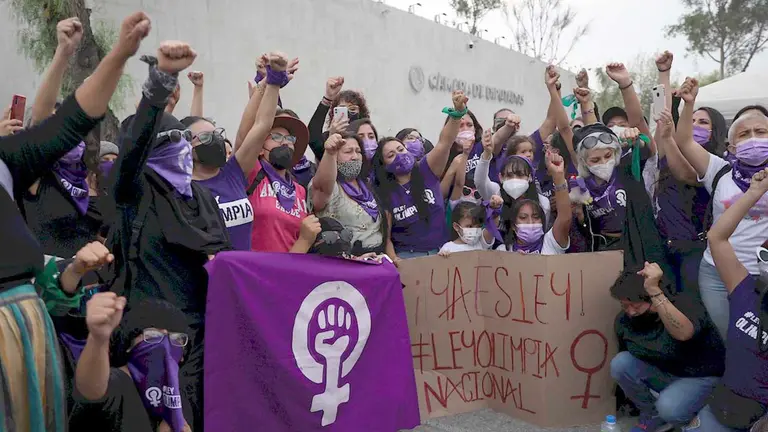 Integrantes de colectivos feministas celebran la aprobación de la Ley Olimpia hoy, en Ciudad de México (México). EFE