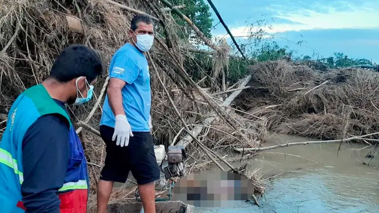 El momento en que hallan el cuerpo del comunario de Chimor&eacute;. Gentileza Jhonny Rappu
