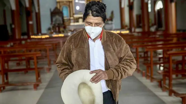En la imagen un registro del candidato a la Presidencia de Perú por el partido Perú Libre, Pedro Castillo, en el departamento de Cajamarca (Perú). EFE