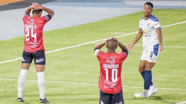 Los jugadores de Wilstermann lamentan el magro empate que lograron frente a la Academia, en el Félix Capriles por Copa Sudamericana. DICO SOLÍS