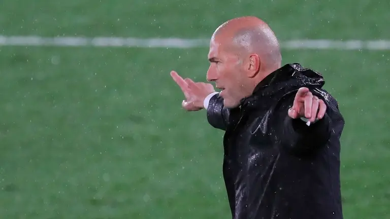 El director técnico del Real Madrid, Zinedine Zidane, da instrucciones durante un partido. EFE