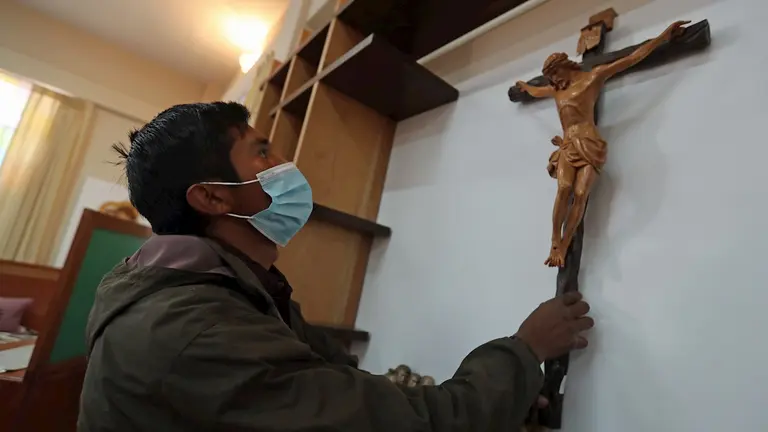 El artesano V&iacute;ctor Luna trabaja en la exhibici&oacute;n "Expo-Venta Familia Artesanos Don Bosco", el 26 de abril de 2021 en La Paz. EFE