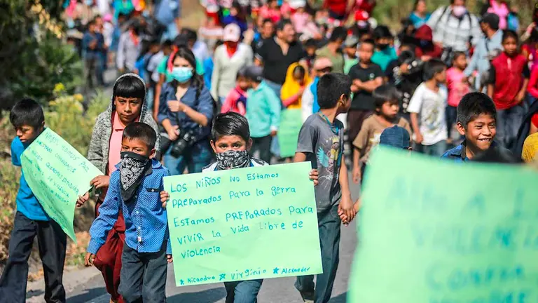  Decenas de menores de edad del estado mexicano de Guerrero, sur del país, marcharon contra la violencia que se vive en su comunidad y cambiaron armas por juguetes. EFE