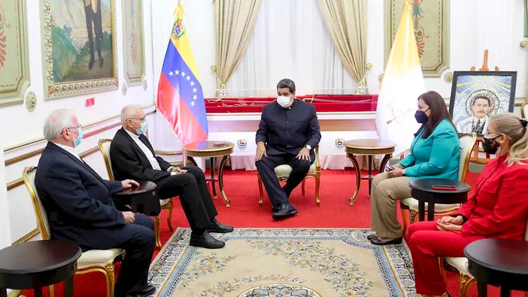 El presidente de Venezuela, Nicolás Maduro (c), durante una reunión con el nuncio apostólico, Algo Giordano (i), y el cardenal Baltazar Porras (i-2), hoy en el Palacio de Miraflores en Caracas. EFE