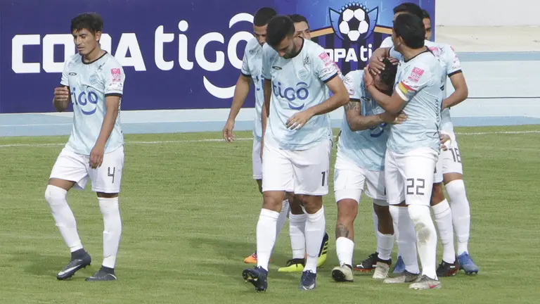 El plantel de Aurora celebra un gol en el partido ante Guabir&aacute;. Archivo-APG