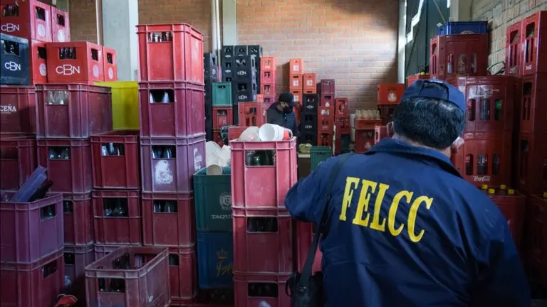 Intervenci&oacute;n a la f&aacute;brica clandestina de cerveza en El Alto. FELCC EL ALTO