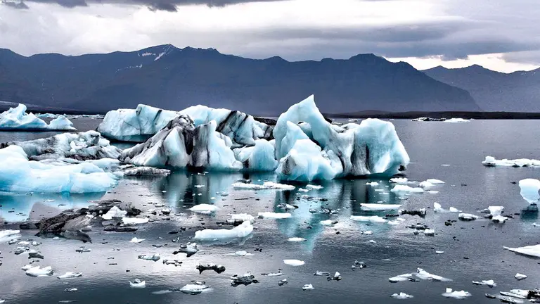 Un glaciar, víctima del calentamiento global.     Diario las Américas