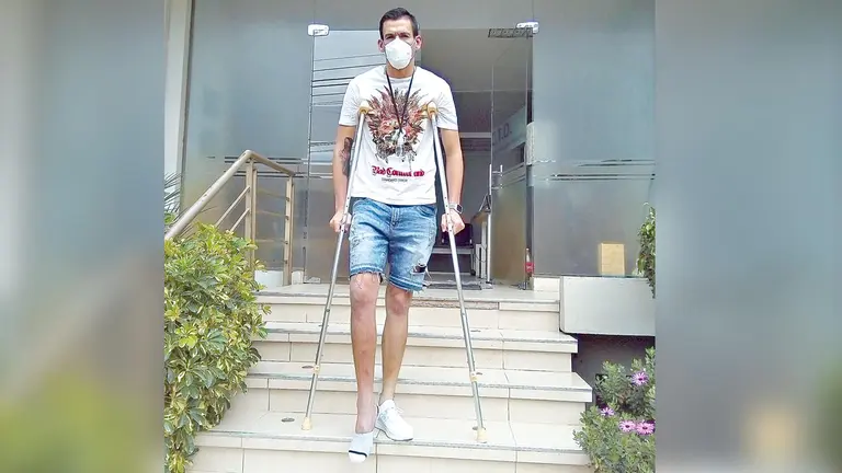 Arnaldo Pipo Giménez con las muletas saliendo de la sesión de fisioterapia.   