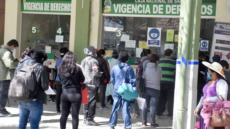 Asegurados hacen fila para la atención en Vigencia de Derechos de la CNS. DICO SOLÍS