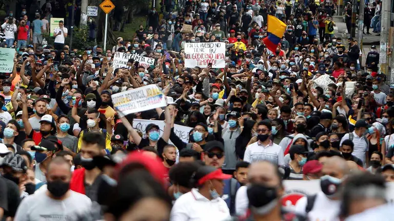 Ciudadanos colombianos protestan en las calles. EFE