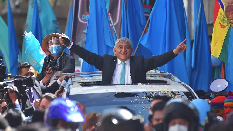El nuevo alcalde de La Paz, Iv&aacute;n Arias, saluda a los ciudadanos tras posesionarse en el cargo hoy en La Paz. APG