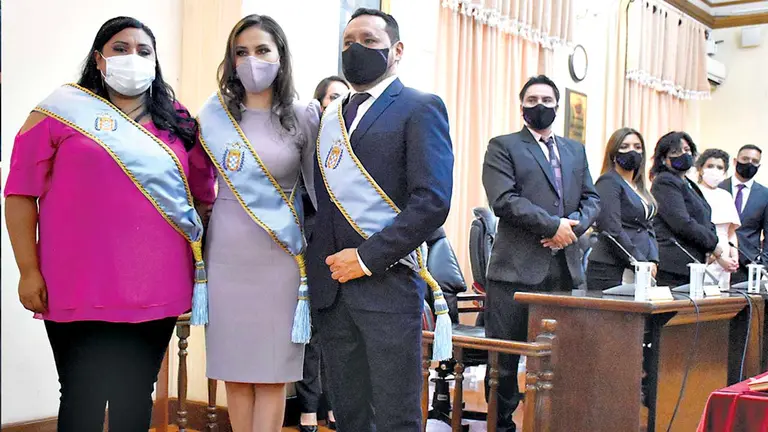 Los concejales Terrazas, Rivera y Murillo, tras recibir la banda municipal. DICO SOLÍS