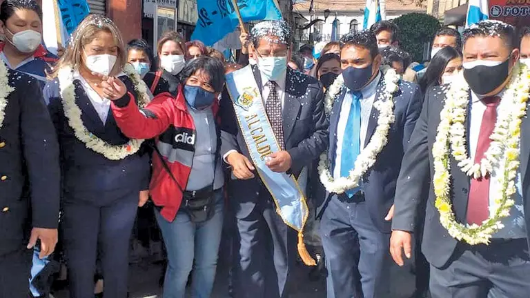 El alcalde de Quillacollo, Héctor Cartagena, en caravana. DICO SOLÍS