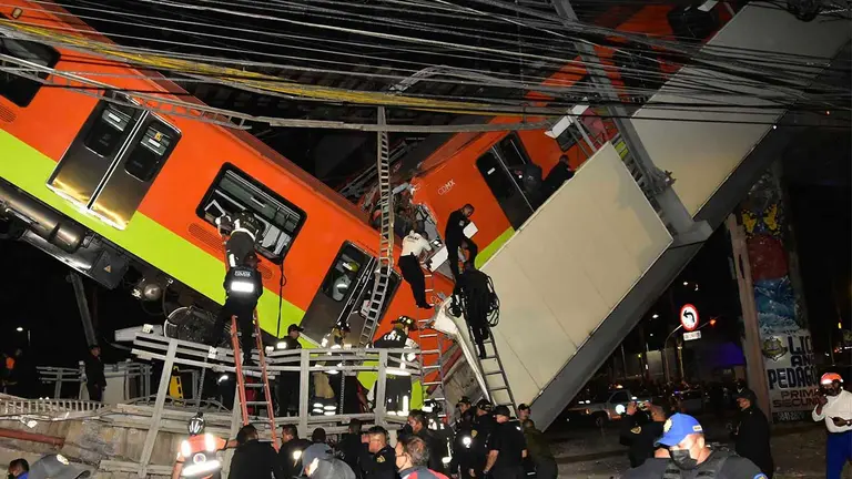 Personal de rescate, busca a heridos, al colapsar los vagones del metro esta noche, en la Ciudad de M&eacute;xico (M&eacute;xico). EFE