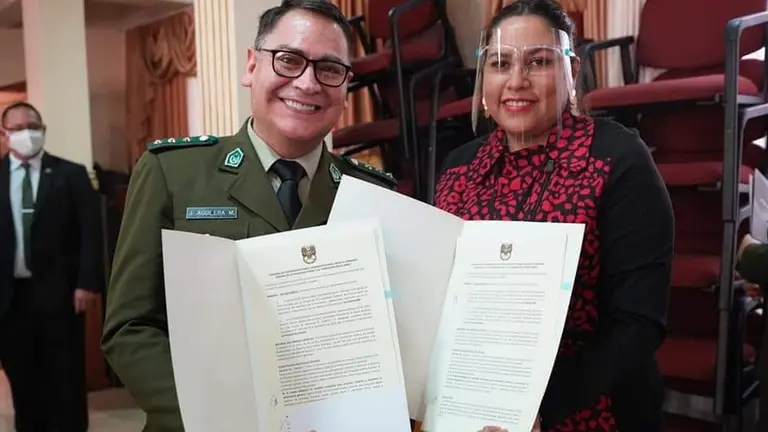 El comandante de la Polic&iacute;a, Jhonny Aguilera, junto a la abogada Mercedes Cortez, de Voces Libres. Voces Libres