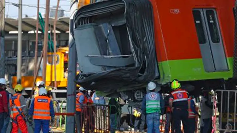 Bomberos y operarios de emergencias trabajan para retirar uno de los vagones del Metro de la Línea 12 que colapsaron en la noche del lunes en CDMX. EFE