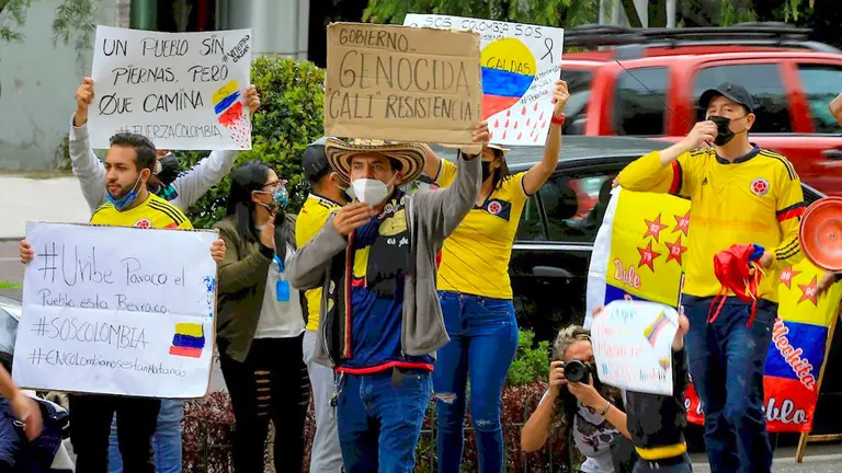 Un nutrido grupo de colombianos, con pancartas y cacerolas, apoyados por activistas ecuatorianos, realizaron este martes un plantón de protesta a las afueras de la Embajada colombiana en Quito (Ecuador). EFE
