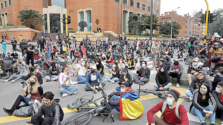Estudiantes protagonizan una protesta en Bogotá. EFE