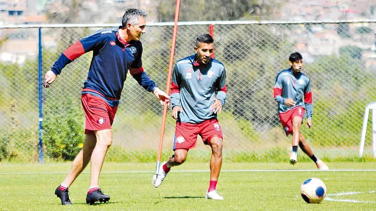 Foto referencial: El técnico Diego Cagna (i) dirige la sesión de entrenamiento de Wilster, en el complejo deportivo de la laguna Alalay. ARCHIVO NOÉ PORTUGAL